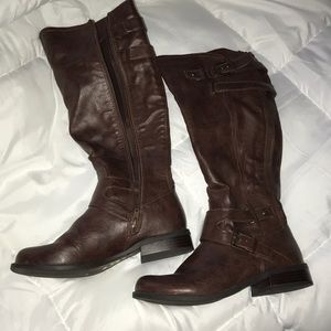GUESS brown boots